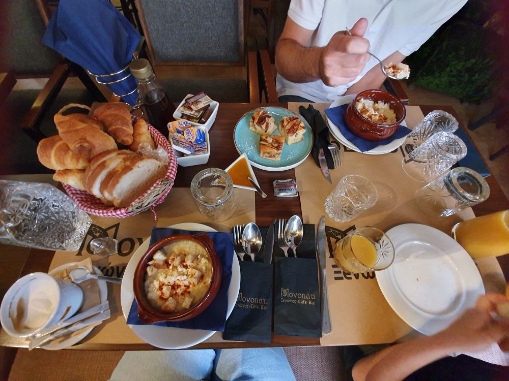 איך לבחור מלון: ארוחת בוקר מסורתית נהדרת הוגשה בגסטהאוס בסיסי