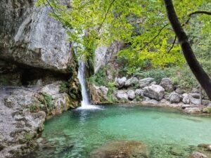 מפל אורליה (Ourania Waterfall) זורם לתוך בריכה טבעית בשמורת האולימפוס ביוון