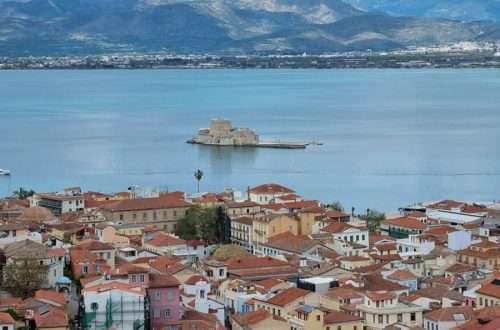 מבט על העיר נאפפליו היפה בפלופונס, דרום יוון