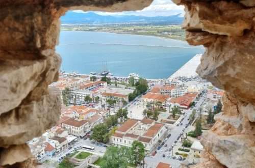 מבט על נאפפליו ממרומי מבצר פלמידי, שמובילות אליו כ-1000 מדרגות ממרכז העיר