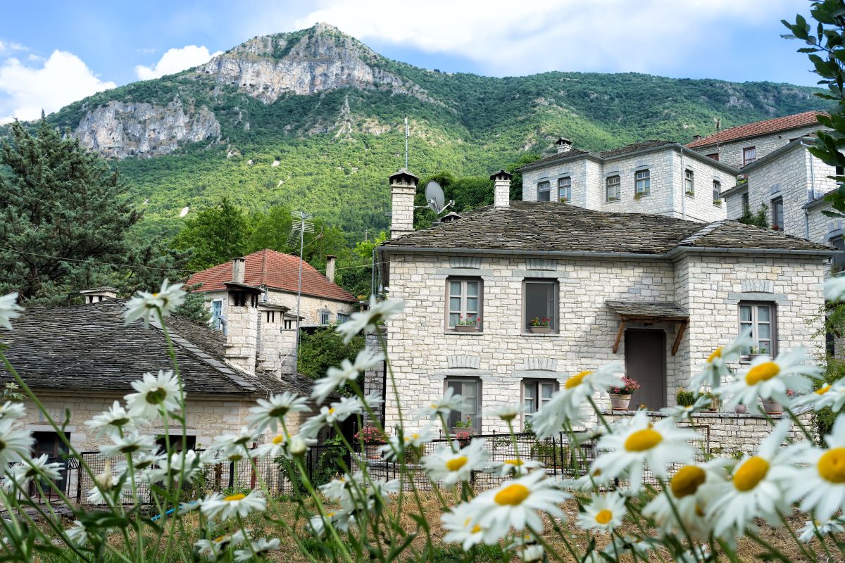 הבתים היפים והחיננים בכפר אריסטי עם פרחים בחזית