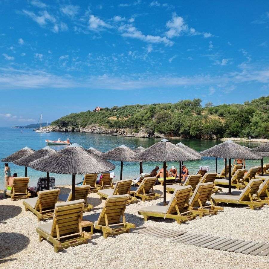 חוף יפהפה עם שמשיות, מים צלולים ומפרץ קטן. בדרך בין פארגה לסיבוטה במערב יוון