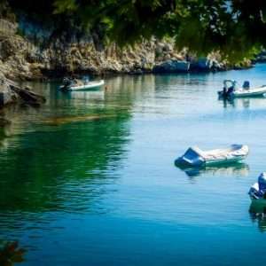 כפר הדייגים דאמוחארי בפיליון עם סירות ובתים עתיקים על קו המים