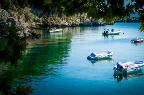 כפר הדייגים דאמוחארי בפיליון עם סירות ובתים עתיקים על קו המים