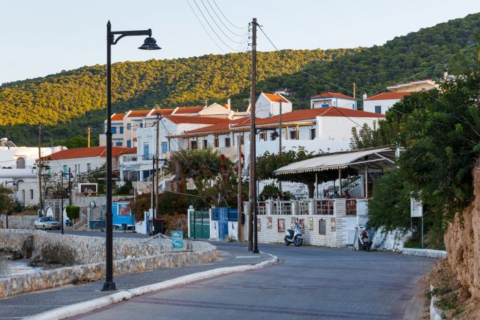 הכפר מגלוחורי באגיסטרי, בתים עם גגות רעפים אדומים