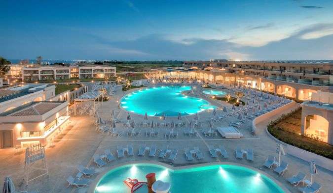 בריכות השחייה המרשימות והגישה לים ב-Blue Lagoon Princess.