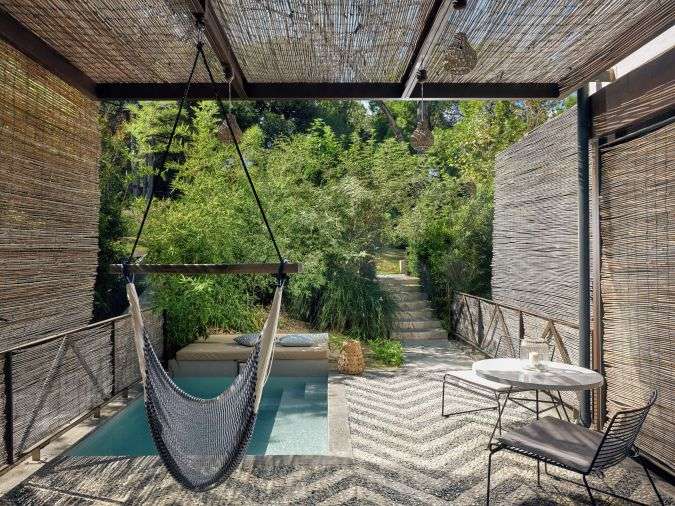 עיצוב בוטיק ייחודי המשלב טבע וסטייל ב-Ekies All Senses Resort במפרץ וורוורו