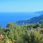 תצפית פנורמית על קו החוף המיוער והררי של מערב פיליון הנושק למי הים הכחולים