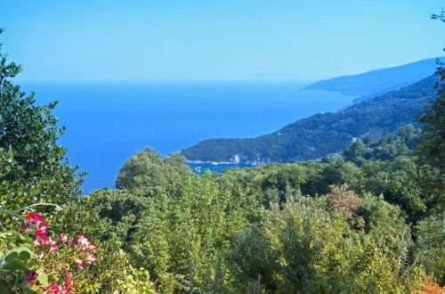 תצפית פנורמית על קו החוף המיוער והררי של מערב פיליון הנושק למי הים הכחולים