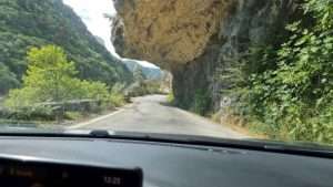 נהיגה מתחת לסלע בכביש 82 בפלופונס יוון דרך נופית בתוך קניון