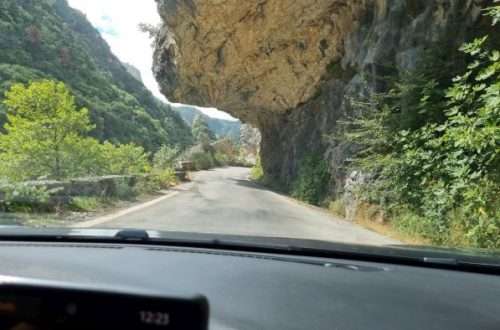 נהיגה מתחת לסלע בכביש 82 בפלופונס יוון דרך נופית בתוך קניון