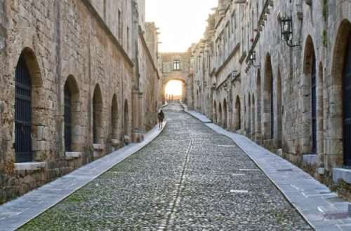 street-of-knights-7154135_1280