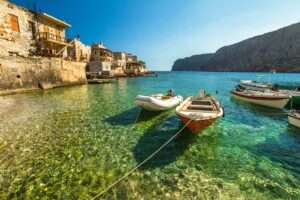 נופי אביב בדרום יוון: סירות דייגים קטנות מתנדנדות במים הצלולים של מפרץ גרולימנאס, בחבל המאני דרום הפלופונס.Gerolimenas Peloponnese