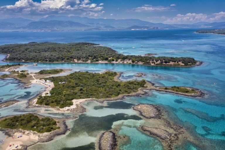 איי ליכאדוניסיה (Lichadonisia) המכונים "הסיישל של יוון" בצפון מערב האי אוויה – מבט פנורמי מהאוויר