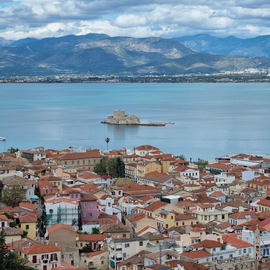 מבט מהמצודה של נפפליו על העיר למטה, הים והמבצר הקטן מול החוף