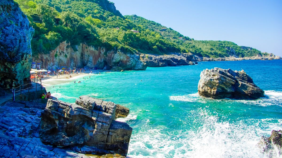 החוף המרהיב עם מים צלולים טורקיז, וסלעים דרמטיים. מילופוטמיס, מזרח פיליון