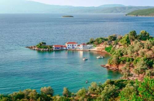 חוף צסטני הציורי - בית לבן על לשון יבשה בתוך מי טורקיז צלולים בדרום פיליון