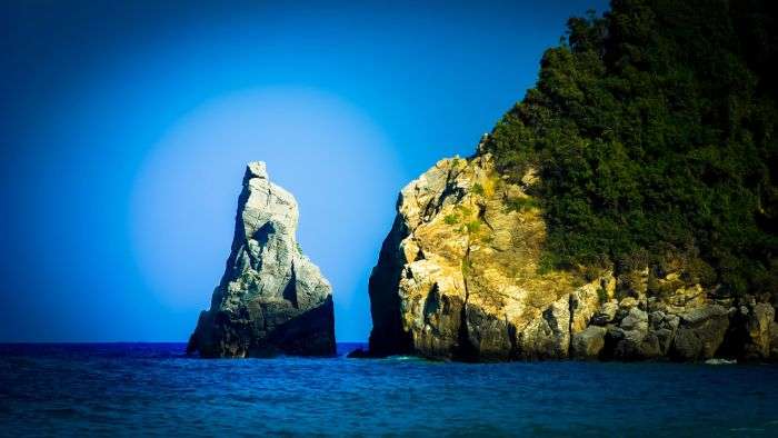 סלע ה"נזיר" המפורסם בחוף אגיוס סראנטה (Hagia Saranta) בפיליון, יוון - צילום תקריב על רקע מי טורקיז