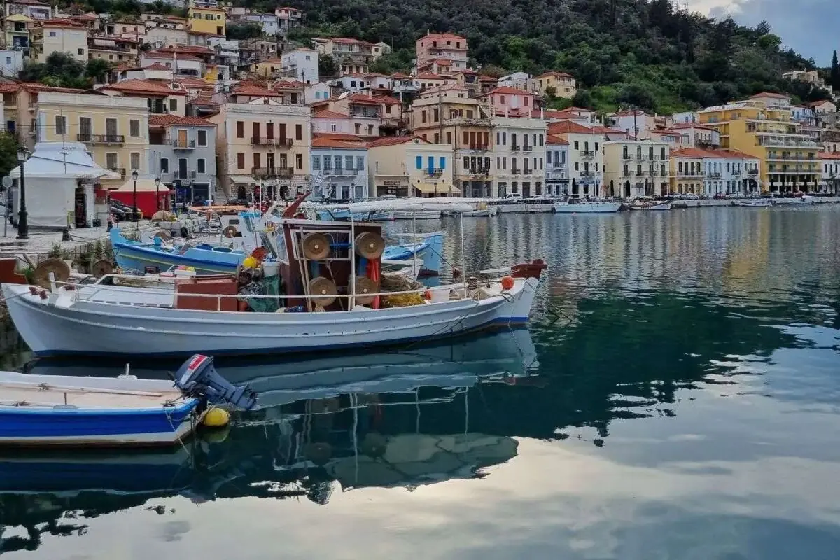 הבתים הצבעוניים של הכפר גיתיו בחבל מאני, במבט מהמים