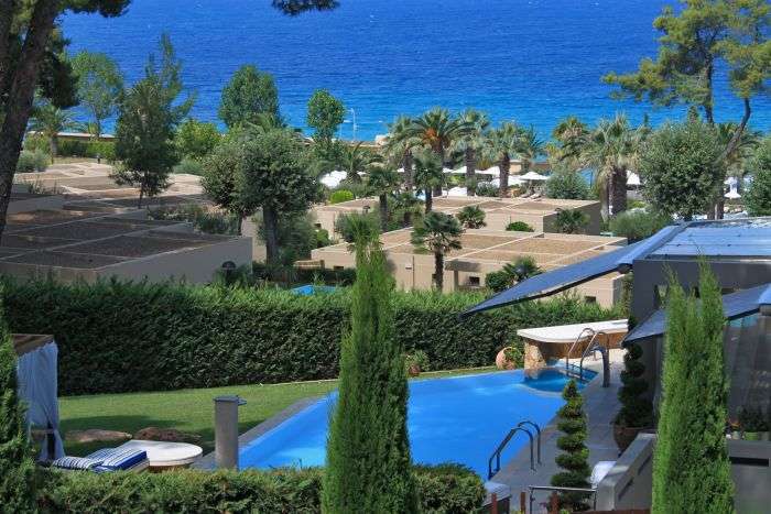 המתחם המטופח של סאני ביץ, מלונות יוקרה, בריכות, שבילים וחוף ים נפלא מתחת