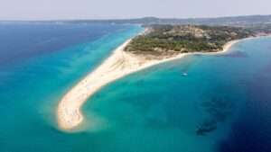 לשונית יבשה מרהיבה לתוך הים, ליד הכפר פוסידי בקסנדרה