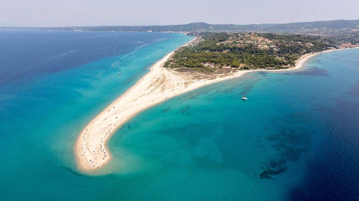 לשונית יבשה מרהיבה לתוך הים, ליד הכפר פוסידי בקסנדרה