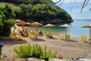 חוף קסום במפרץ ליד העיירה פארגה, עם שימשיות צהובות ועצים