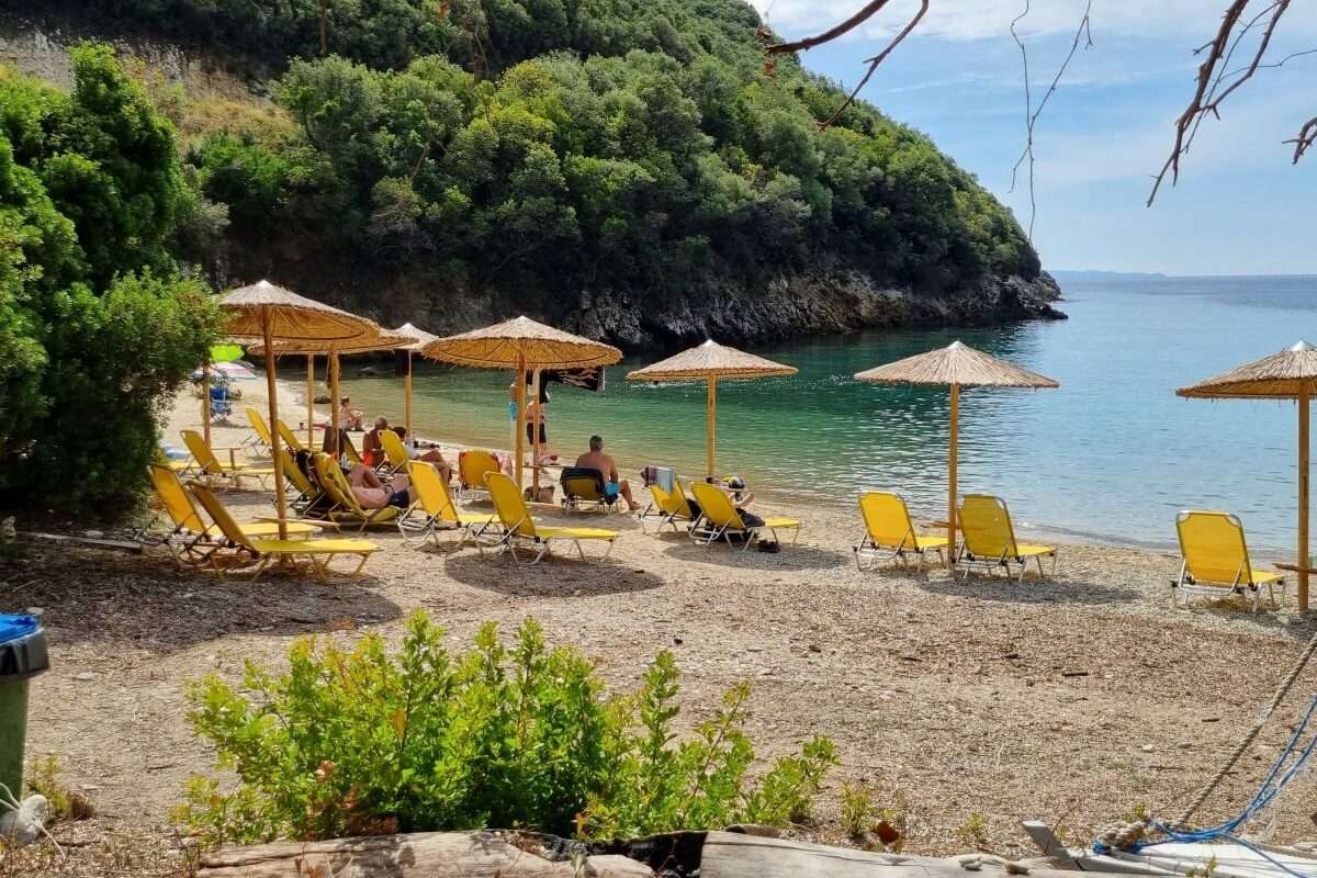 חוף קסום במפרץ ליד העיירה פארגה, עם שימשיות צהובות ועצים