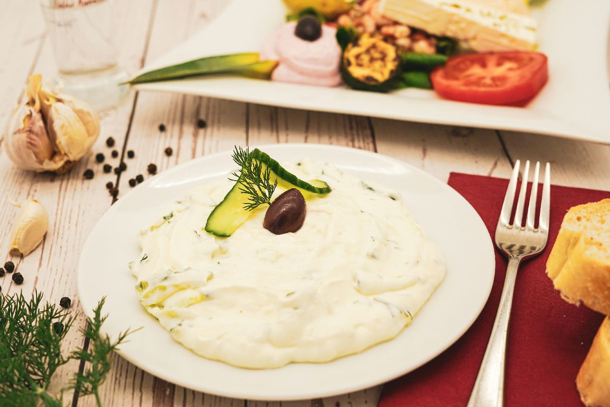 קערית ממרח צזיקי יווני לבן מעוטר בזית קלמטה ושמן זית