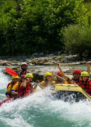 חבורת צעירים נהנים מרפטינג באחד מהמסלולים של צפון יוון