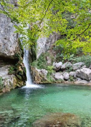 מפל אורליה (Ourania Waterfall) זורם לתוך בריכה טבעית בשמורת האולימפוס ביוון