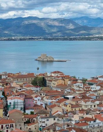 מבט על העיר נאפפליו היפה בפלופונס, דרום יוון